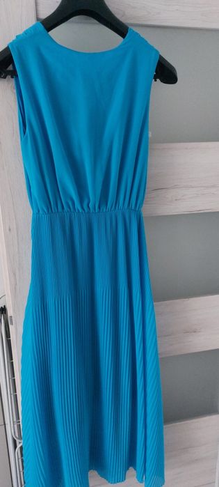 Elegancka sukienka długa plisowana niebieska