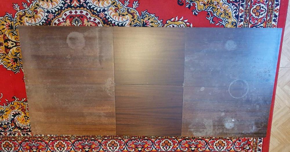 Stół rozkładany o wymiarach 80 x 130 cm.