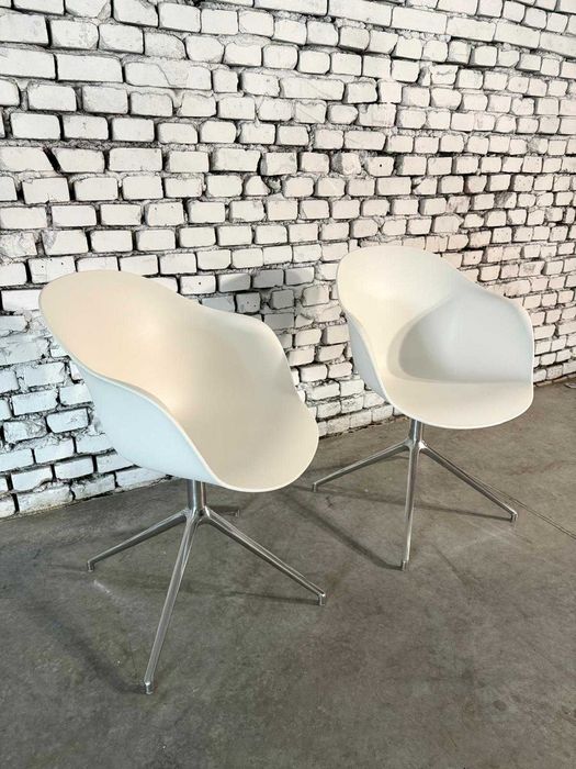 Plastikowe krzesło BoConcept Adelaide na obrotowej nodze