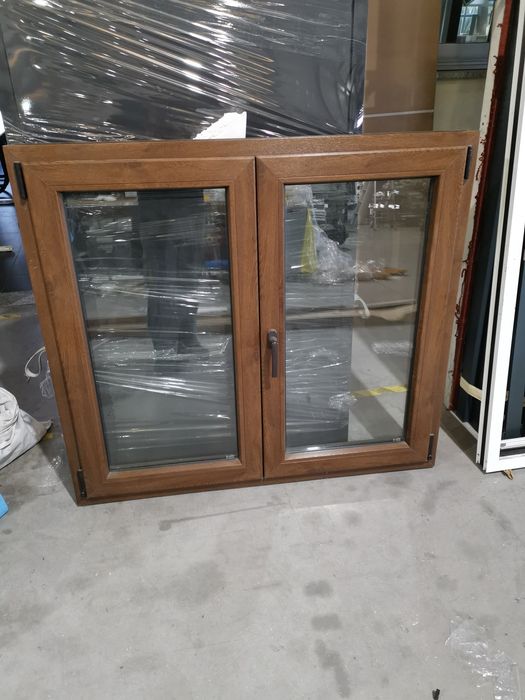 Janela oscilobatente cor de madeira