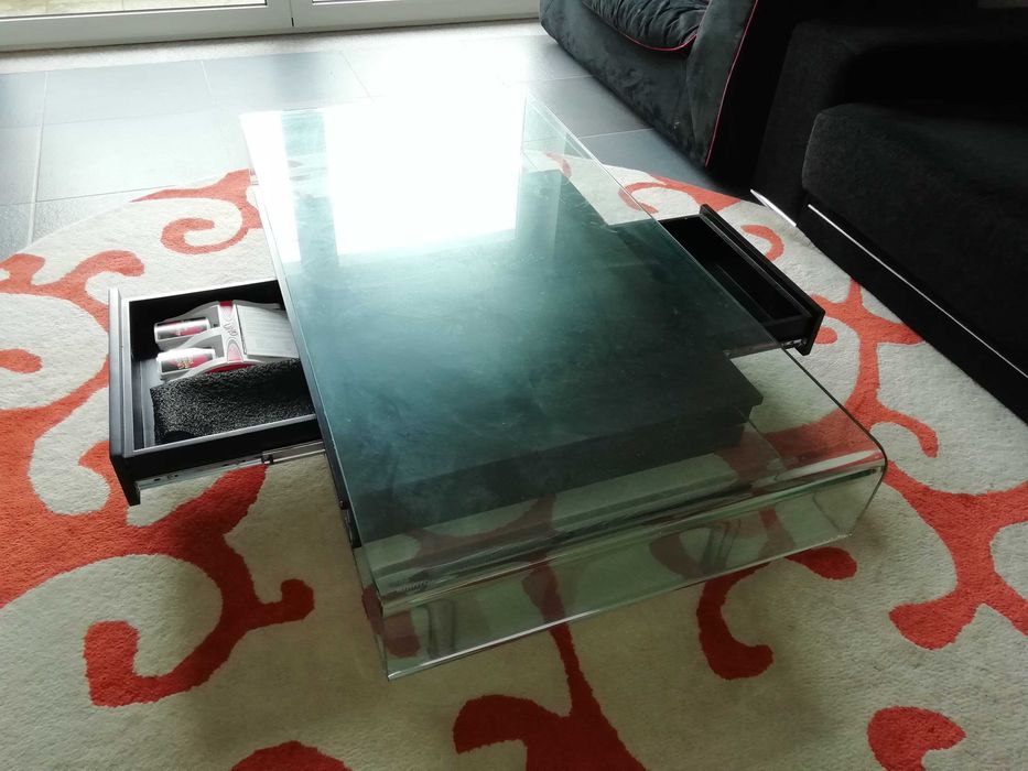 Mesa de centro em vidro, com gavetas