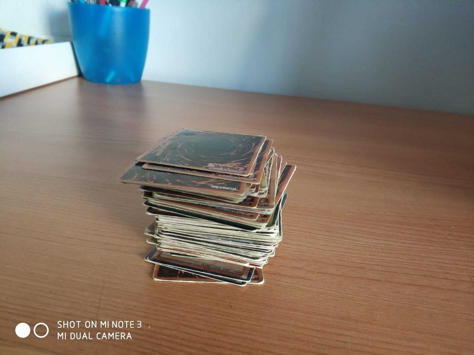 Mais de 100 cartas Yu-Gi-Oh