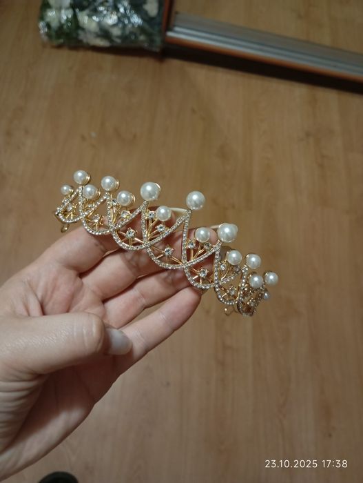 Диадема, шпильки и цепочка с жемчугом