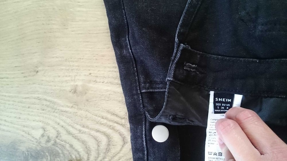 Czarne dżinsowe ogrodniczki