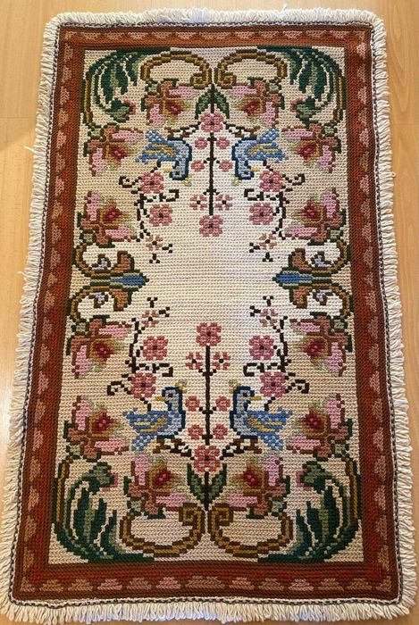 Tapete de Arraiolos 126x76 bordado á mão em lã