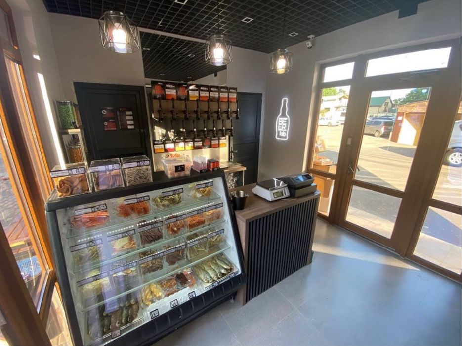 Облаштований прибутковий магазин розливного пива, постійні клієнти