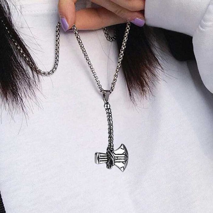 Colar de pingente de machado viking