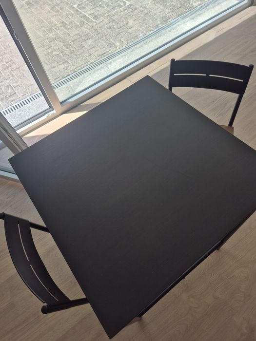 Mesa e cadeiras altas Ikea