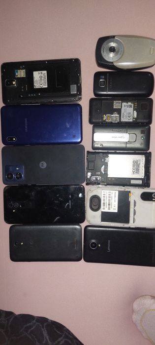 Zestaw elektroniki: telefony, laptopy na części, dyski, RAM, akcesoria