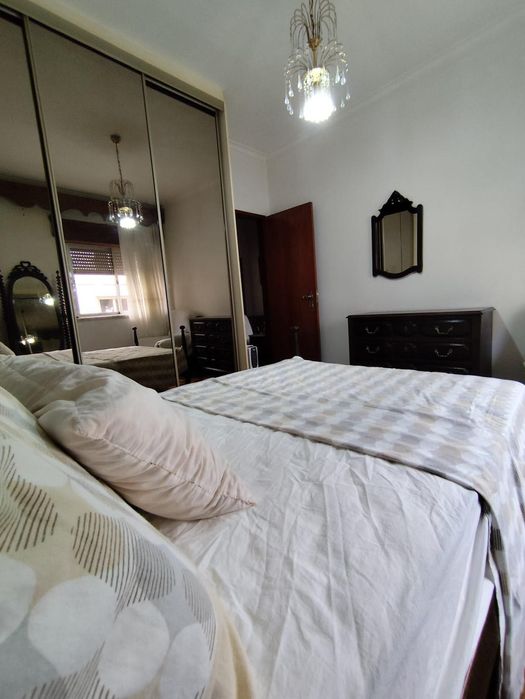 Quarto mobiliado com cama de casal