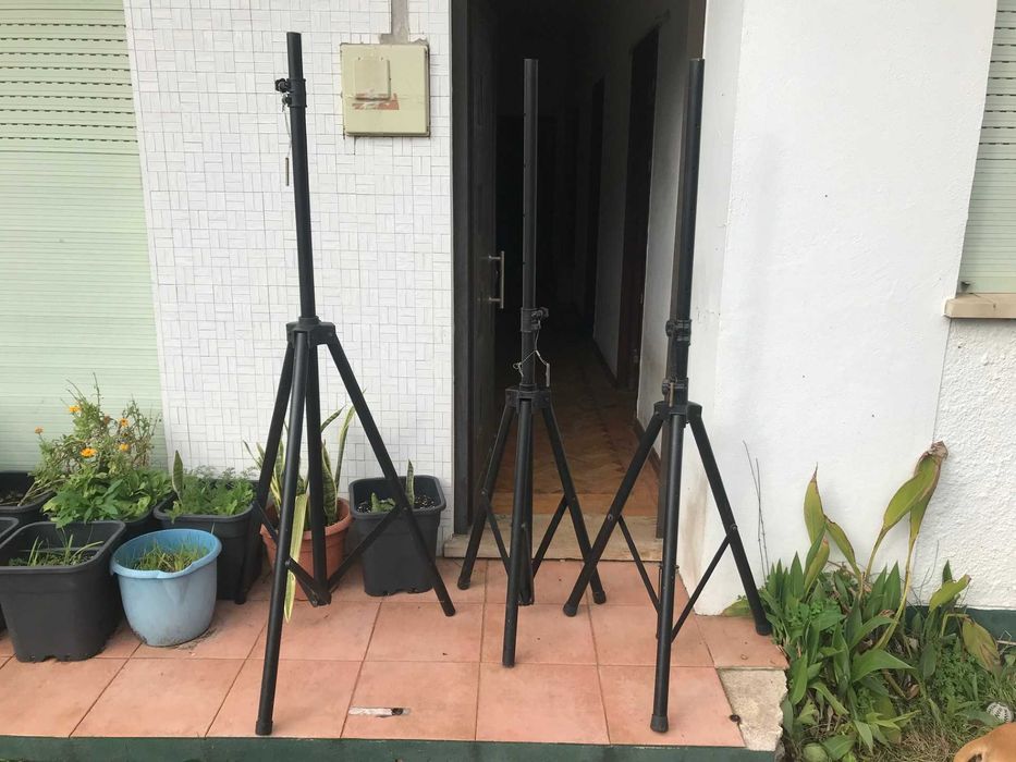 Tripés para colunas de som, 3 a venda e um para colocar luzes etc.