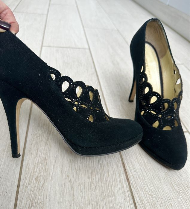 Стилиные,классические туфли на каблуке