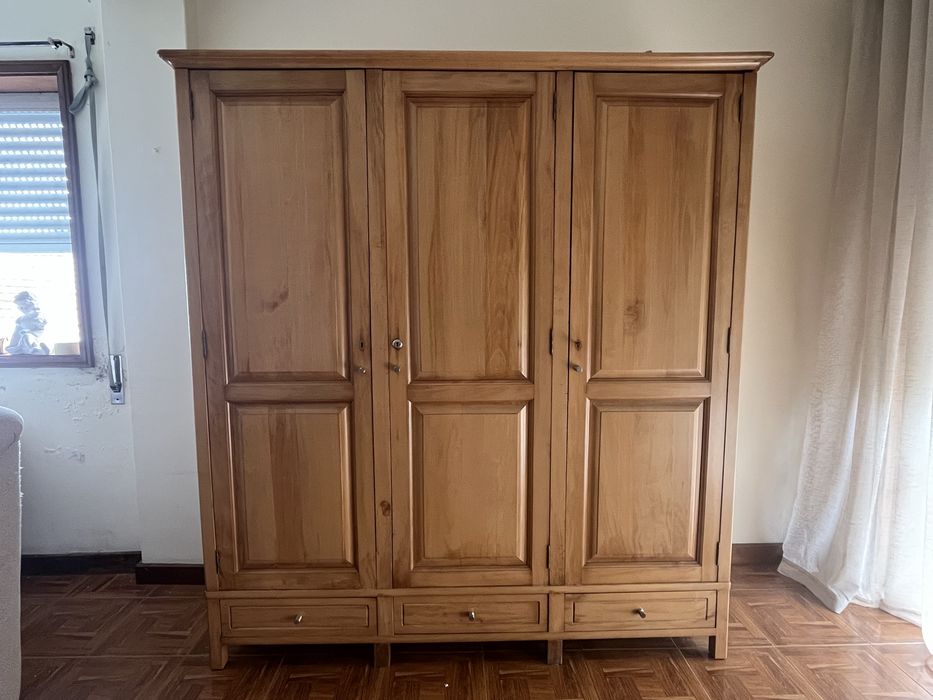 cama + móveis pequenos + cómoda com espelho + armário + mesa de apoio