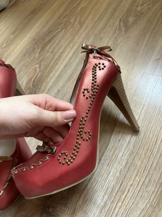 Czerwone szpilki goralskie rozmiar 38