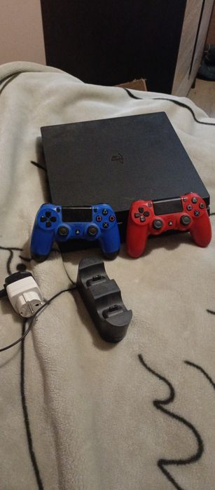 PS4 pro z dwoma pady