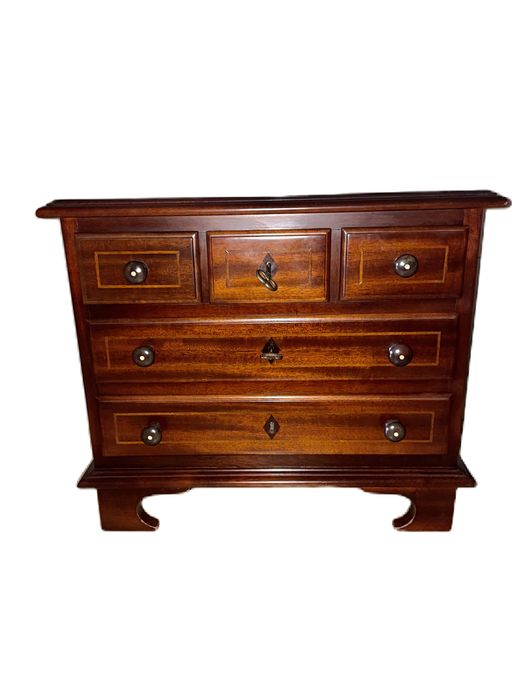 Meia comoda pequena, Dona maria antiga