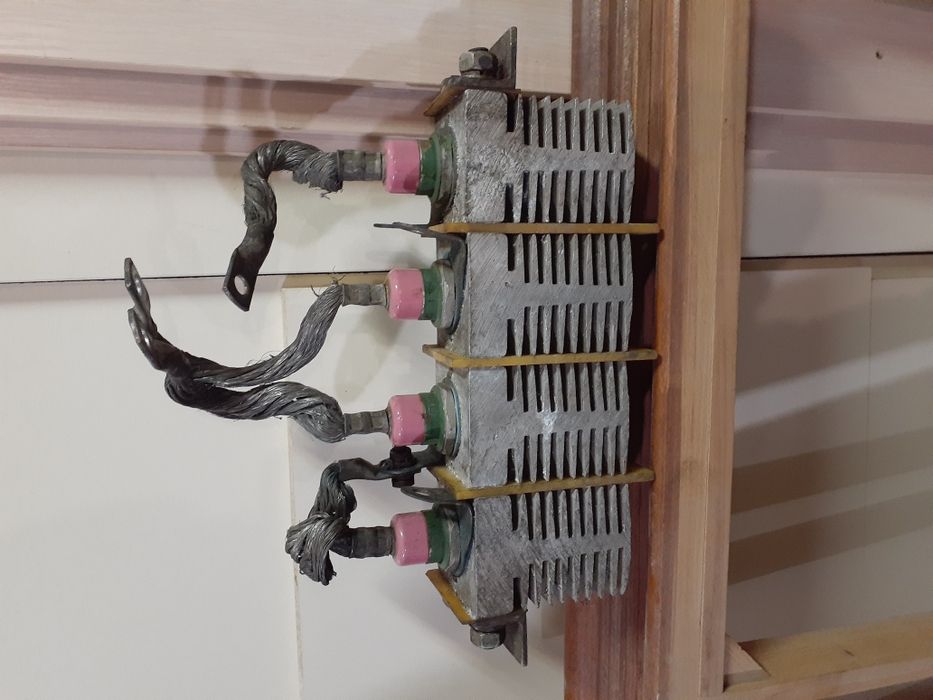 Тиристор, диод силовой с радиатором.