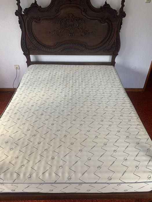 Cama de Casal Antiga em Madeira Maciça – Elegância e Carácter