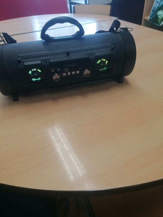 Coluna de som com rádio