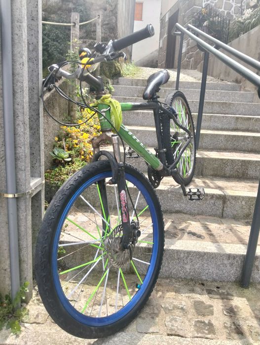 Roda azul para bicicleta