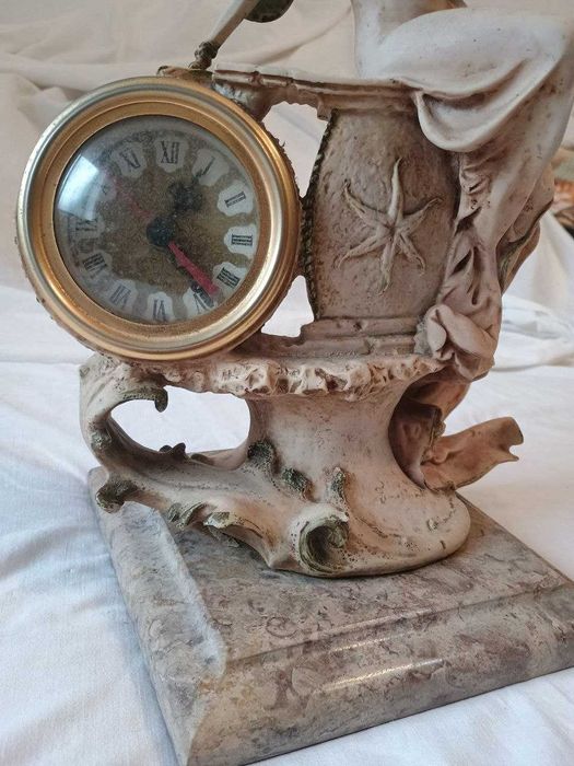 Estatueta com relógio