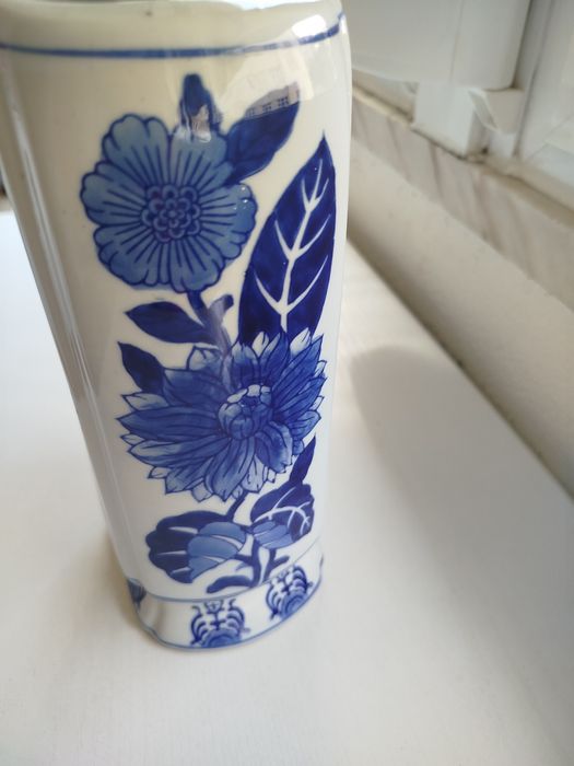 Hand-painted Chinese vase, 24 cm