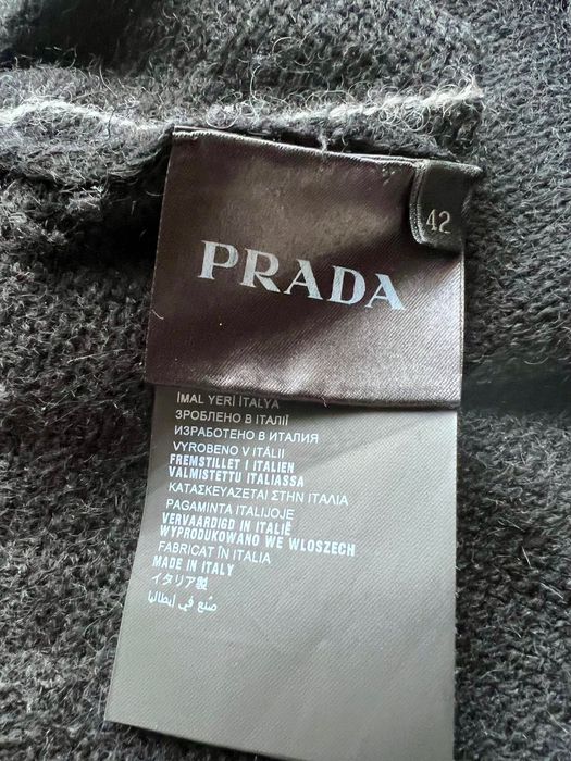 Czarny sweter marki Prada
