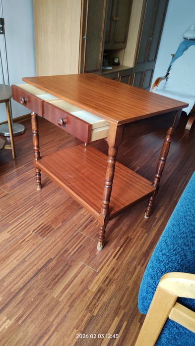 Stolik pomocniczy z półką i szufladami