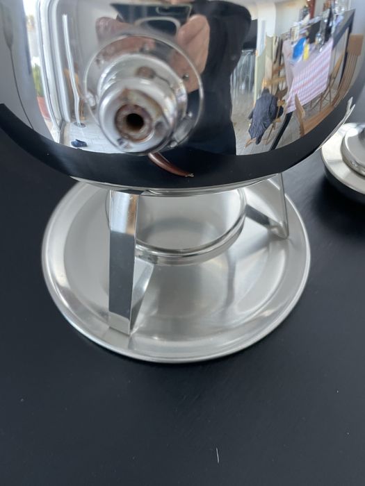 Fondue em aço inox e pega em madeira