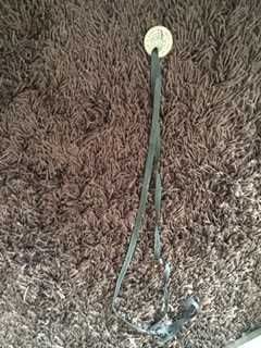 colar preto com moeda dourada