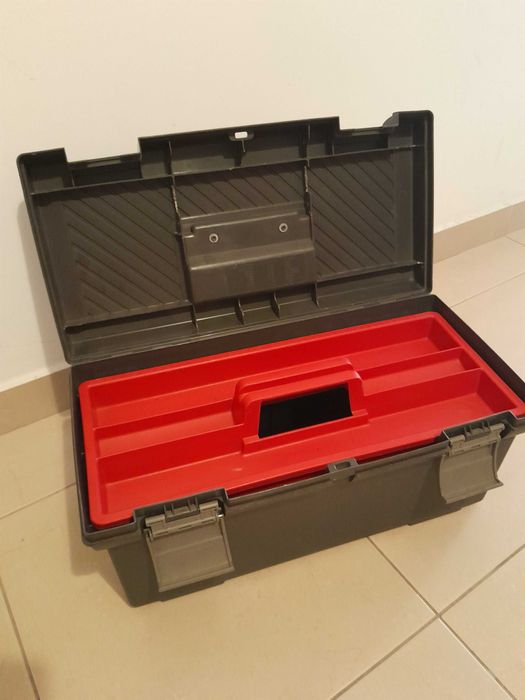 Caixa de ferramentas de plástico preta Rubbermaid