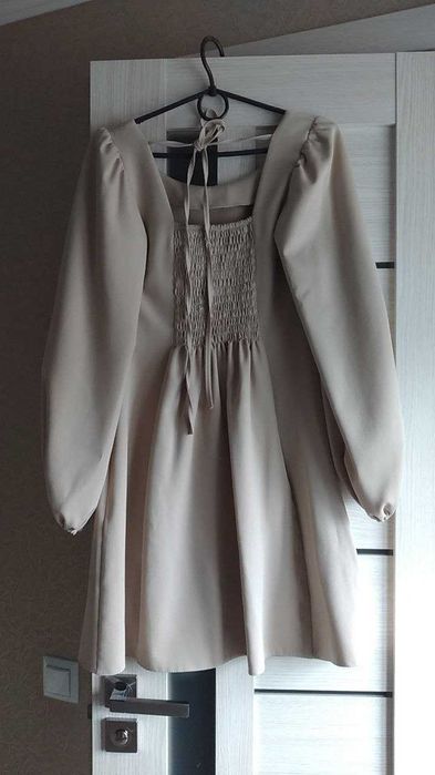 Сукня бежевого кольору