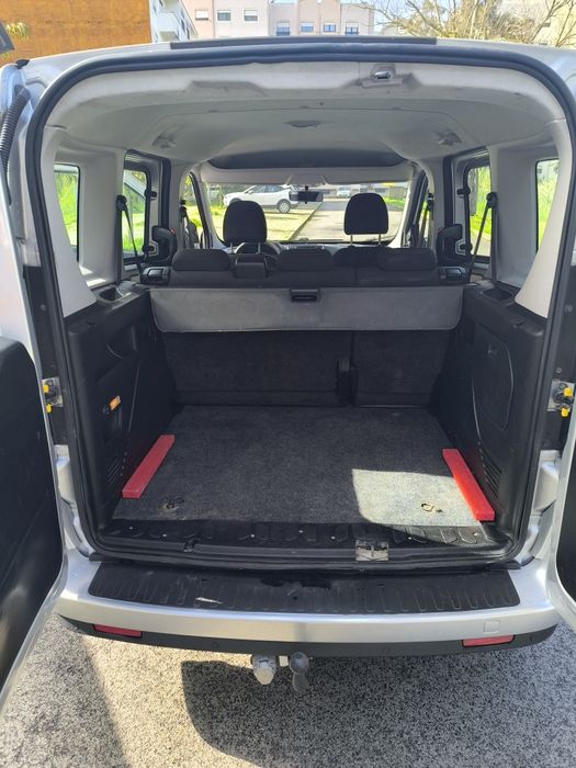 Fiat Doblo Maxi 1.6 JTD com 5 lugares e caixa de carga.Paga classe 1 .