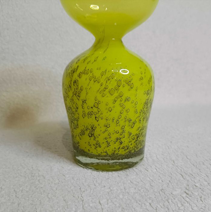 Dekoracyjny żółty wazon