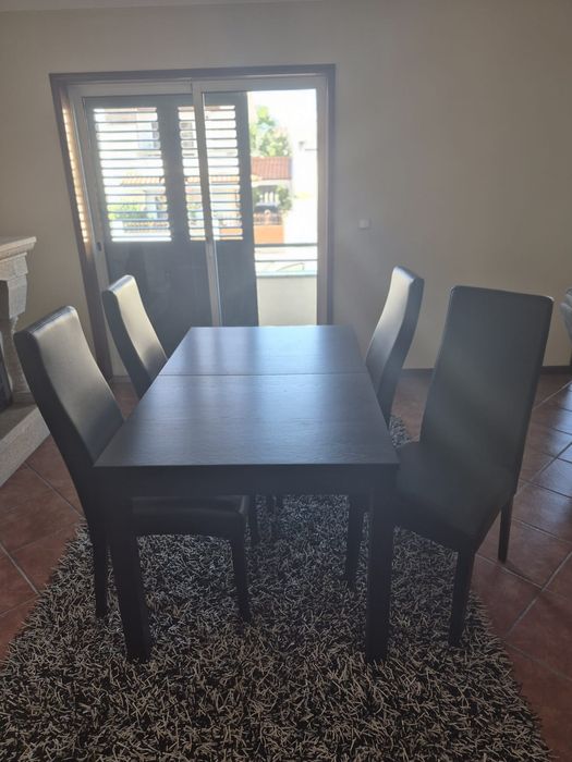 Mesa de Sala + 4 Cadeiras + Aparador