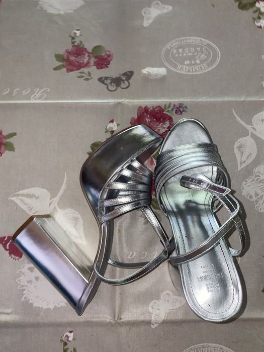 sapatos de salto alto usados uma vez