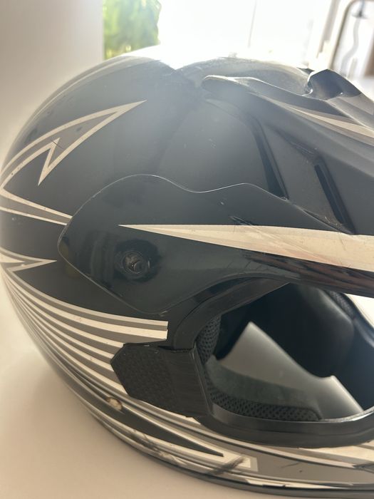 Capacete preto e branco