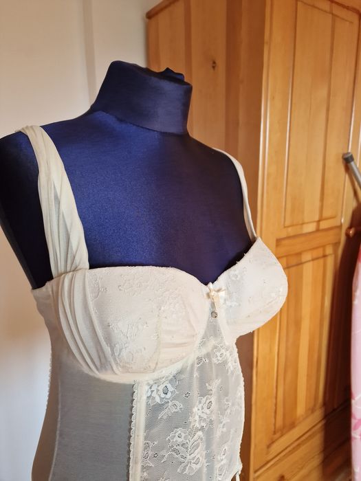 Gorset Lascana z elastycznej koronki