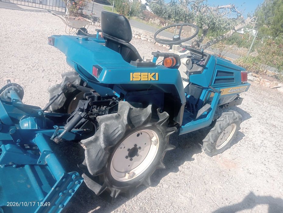 Mini trator Izeki 160 4x4 de 16 CV com frese