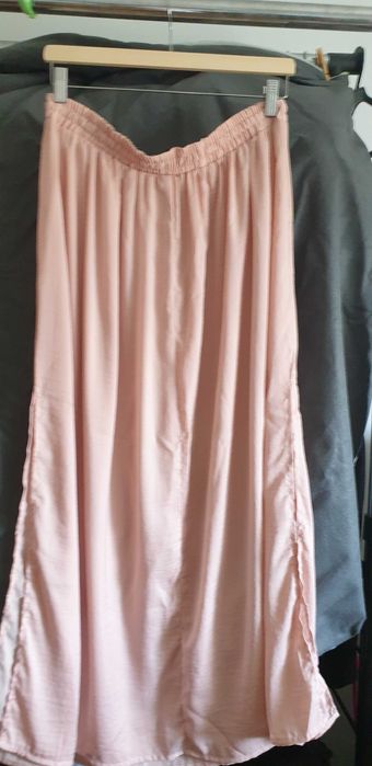 Saia acetina com aberturas