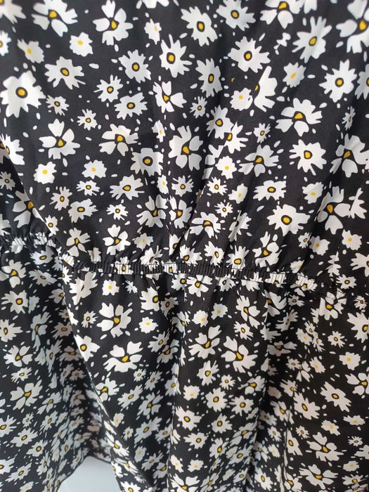 Czarna bluzka w drobne kwiatki z kwadratowym dekoltem Shein r 52/54