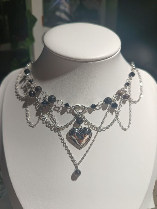 regulowany handmade naszyjnik z zawieszka serce i lancuszkami czarny