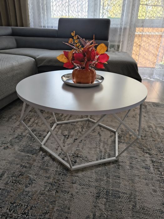 Biały stolik kawowy, geometryczny, średnia 70 cm.