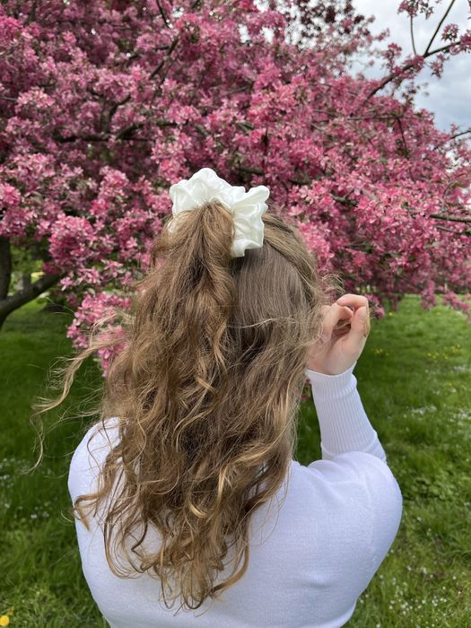 Jedwabna scrunchie mleczna biel hand made