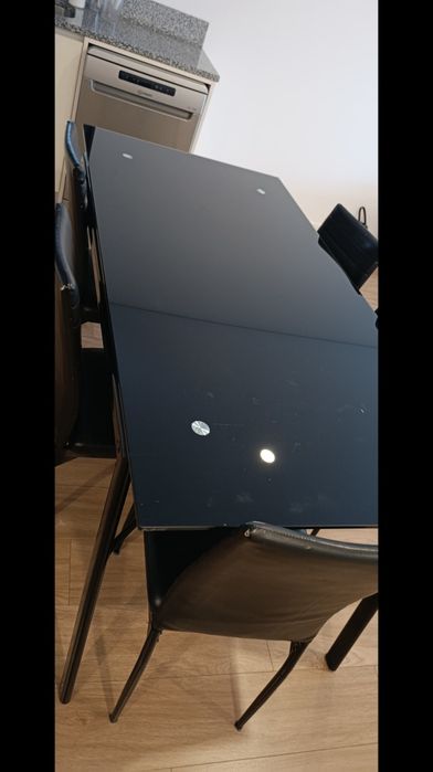 Conjunto Mesa de Jantar em Vidro Escuro + 5 Cadeiras Pretas