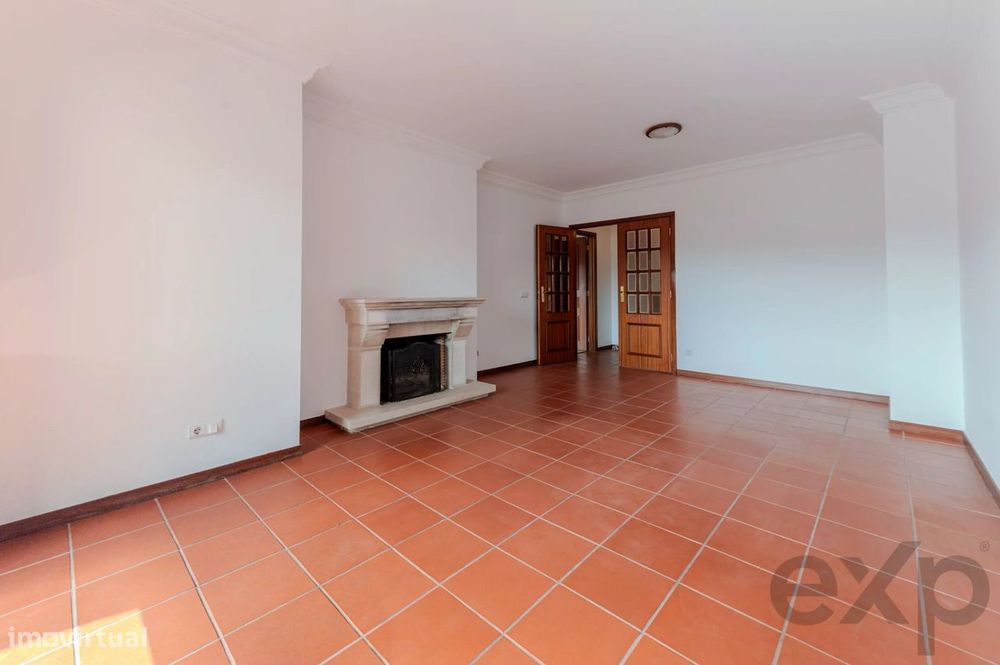 Apartamento T2  remodelado, varandas com vista desafogada, arqueamento