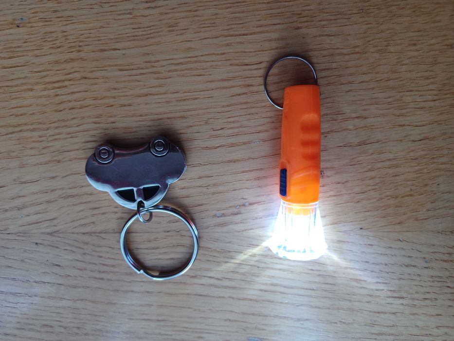 brelok do kluczy 2 sztuki nowe z latarką metalowe kółko klucze