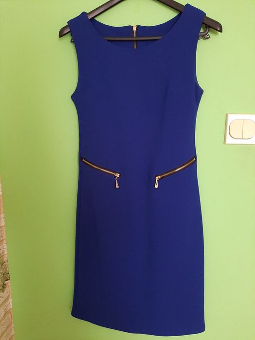 Granatowa sukienka z zamkami