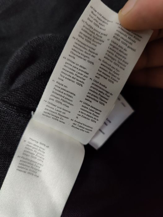 Super wełniany klasyczny sweterek ARKET rozm L