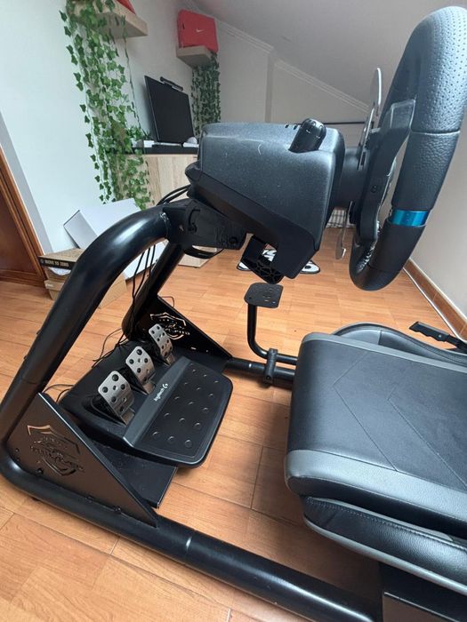Cockpit Com volante e pedais
